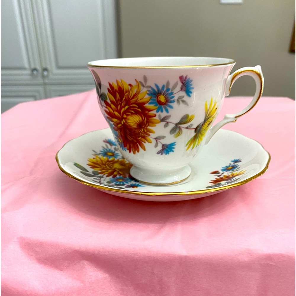 VTG 1950’S QUEEN ANNE FOOTED TEACUP AND SAUCER WITH MUMS AND DAISIES